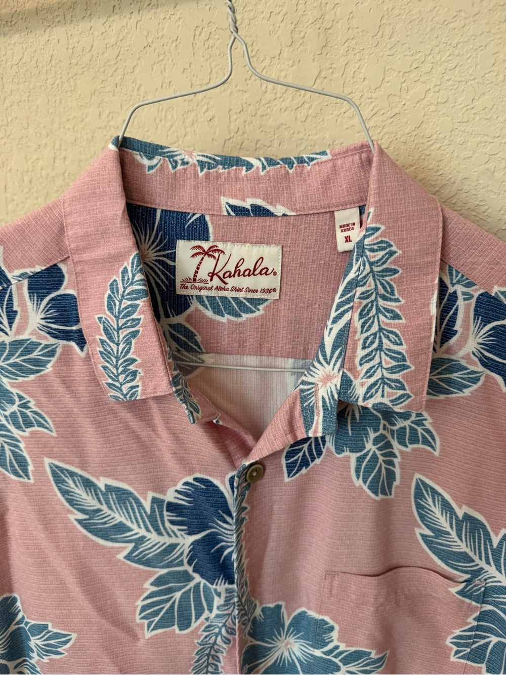 Kahala Men’s Pink Hawaiian Aloha Shirt with Blue Floral Print. Size XL.
